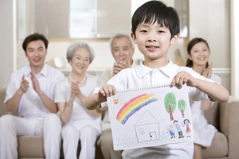 东方人,儿童,老年人,家庭,母亲,父亲,儿子,祖父母,祖母,祖父,家,笑,鼓掌,微笑,露齿笑,横图,室内,白天,正面,绘画,快乐,纯洁,成功,沙发,北京,中国,亚洲,艺术,并排,古典,拿着,文化,小孩,白色,工艺品,品味,温暖,温馨,一家人,个性,可爱,童年,童趣,摄影,生活方式,美术,和睦,起居室,高雅,关爱,肖像,出示,童真,东亚,烂漫,无邪,粉笔画,美学,天真,老年男性,老年女性,男孩,男人,男性,年轻男性,年轻女性,女人,女性,亚洲人,中国人,孩子,年轻人,全家福,孙子,画画,拍手,半身,彩图,爱,彩色粉画笔,粉画,色粉画,融洽