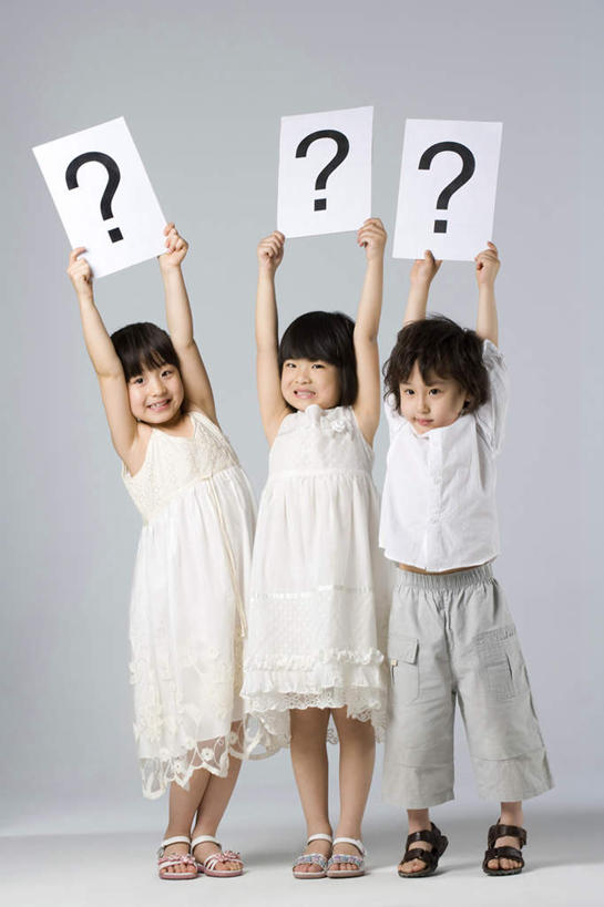 东方人,儿童,三个人,举,笑,微笑,露齿笑,竖图,白色背景,正面,快乐,幸福,纯洁,中国,亚洲,一排,伸展,整齐,标志,拿着,布告,排列,小孩,白色,托,可爱,童年,童趣,摄影,问号,队列,想象,童真,东亚,烂漫,无邪,天真,男孩,男性,女孩,女性,亚洲人,中国人,孩子,举起,举手,举着,向上举,向上伸,向上托,彩图,影棚拍摄,朝鲜族,标点符号