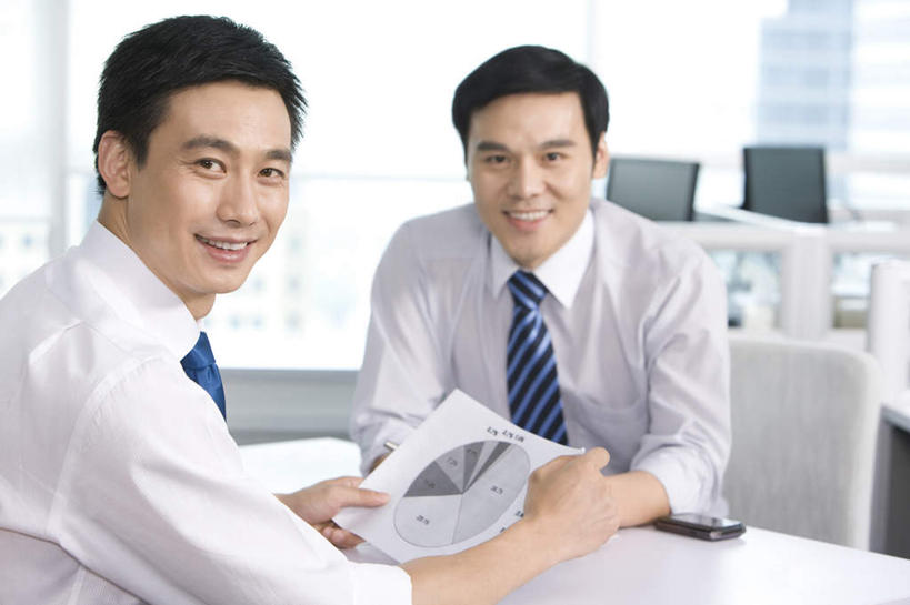 东方人,成年人,中年人,两个人,同事,商务人士,商务男性,办公室,笑,微笑,露齿笑,横图,正面,衬衫,商务,快乐,幸福,成功,合作,团队,集体,信心,北京,中国,亚洲,套装,工作,会议,拿着,队伍,职业,金融,摄影,领导,成就,文档,肖像,商务装,合伙,领袖,工薪阶层,东亚,男人,男性,中年男性,亚洲人,中国人,白领,上班族,半身,彩图,衬衣,饼图,办公室职员,财务报告