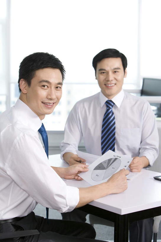 东方人,成年人,中年人,两个人,同事,商务人士,商务男性,办公室,笑,微笑,露齿笑,竖图,正面,衬衫,商务,快乐,幸福,成功,合作,团队,集体,信心,北京,中国,亚洲,套装,工作,会议,拿着,队伍,职业,金融,摄影,领导,成就,文档,肖像,商务装,合伙,领袖,工薪阶层,东亚,男人,男性,中年男性,亚洲人,中国人,白领,上班族,半身,彩图,衬衣,饼图,办公室职员,财务报告