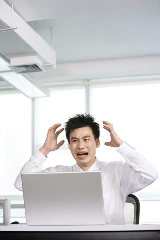 东方人,成年人,中年人,一个人,商务人士,商务男性,办公室,竖图,留白,正面,衬衫,商务,笔记本电脑,互联网,技术,北京,中国,亚洲,仅一个男性,仅一个人,仅一个中年男性,套装,生气,工作,书桌,张嘴,职业,压力,皱眉头,摄影,悲伤,伤心,难过,忧虑,紧急,商务装,救援,张大嘴巴,工薪阶层,东亚,挫败,悲哀,救助,无线电技术,哀痛,悲戚,悲痛,震惊,计算机,男人,男性,中年男性,亚洲人,中国人,白领,上班族,张开嘴,半身,彩图,衬衣,办公室职员,紧急救助