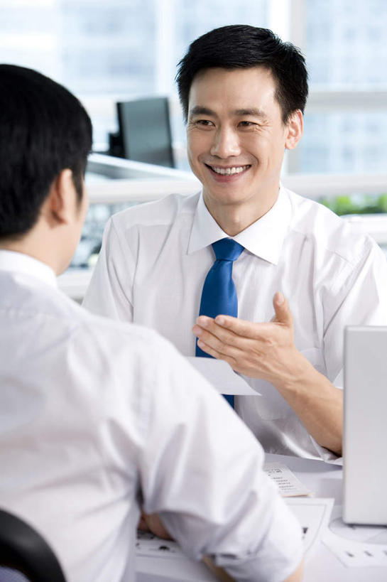 东方人,成年人,中年人,两个人,同事,商务人士,商务男性,办公室,笑,微笑,露齿笑,竖图,正面,衬衫,商务,讨论,快乐,通讯,幸福,成功,合作,团队,集体,信心,北京,中国,亚洲,套装,开会,工作,会议,队伍,职业,面对面,服务,金融,理财,摄影,经济,支撑,领导,成就,商务装,合伙,领袖,贸易,工薪阶层,东亚,男人,男性,中年男性,亚洲人,中国人,白领,上班族,半身,彩图,衬衣,顾问,办公室职员,商务会议,金融投资顾问,财务报告