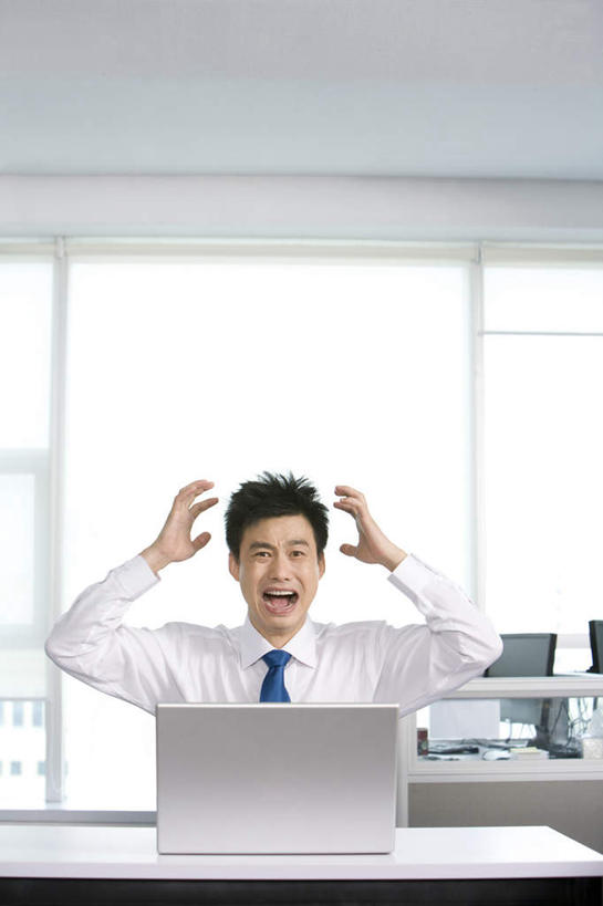 东方人,成年人,中年人,一个人,商务人士,商务男性,办公室,竖图,留白,正面,衬衫,商务,笔记本电脑,互联网,技术,北京,中国,亚洲,仅一个男性,仅一个人,仅一个中年男性,套装,生气,工作,书桌,张嘴,职业,压力,摄影,悲伤,伤心,难过,忧虑,紧急,商务装,救援,张大嘴巴,工薪阶层,东亚,挫败,悲哀,救助,无线电技术,哀痛,悲戚,悲痛,震惊,计算机,男人,男性,中年男性,亚洲人,中国人,白领,上班族,张开嘴,半身,彩图,衬衣,办公室职员,紧急救助