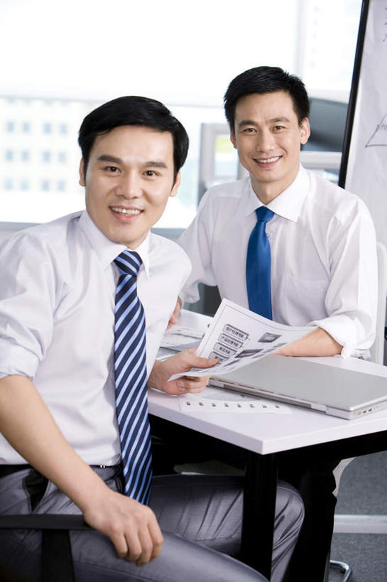 东方人,成年人,中年人,两个人,同事,商务人士,商务男性,办公室,笑,微笑,露齿笑,竖图,正面,衬衫,商务,快乐,幸福,成功,合作,团队,集体,信心,北京,中国,亚洲,套装,工作,会议,拿着,队伍,职业,线图,金融,摄影,领导,成就,文档,肖像,商务装,合伙,领袖,工薪阶层,东亚,男人,男性,中年男性,亚洲人,中国人,白领,上班族,彩图,衬衣,办公室职员,财务报告