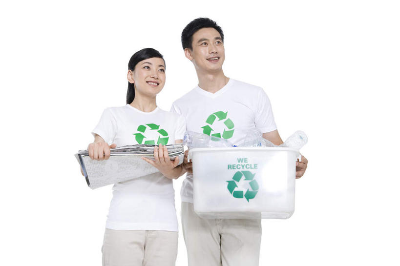 东方人,中年人,两个人,笑,微笑,露齿笑,横图,白色背景,正面,快乐,幸福,指示牌,报纸,北京,中国,亚洲,堆叠,环保,标志,符号,文字,纸,塑胶,T恤,拿着,休闲装,标识,瓶子,向上看,概念,摄影,影棚,能源,保护,环境,回收,资源,摄影棚,肖像,利用,低碳,东亚,循环,循环利用,环境保护,持续,责任,异性恋,男人,男性,年轻女性,女人,女性,中年男性,亚洲人,中国人,年轻人,影棚拍摄,拍摄,伴侣,回收桶