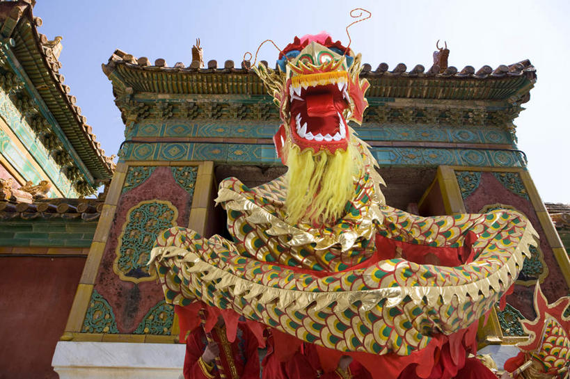 东方人,成年人,太阳穴,人群,举,横图,室外,正面,夜生活,快乐,兴奋,骄傲,合作,团队,数码,科技,中国,春节,亚洲,表演,阴影,朦胧,模糊,庆祝,网络,高光,几何,计算机图形,合成,拿着,表演者,传统,刺激,竹签,扮演,舞龙,蓝色,天空,活力,力量,协调,动作,电脑合成图,数码合成图,演出,愉悦,合成图,宗教建筑,运送,中国文化,占卜,典礼,演出服,东亚,东亚文化,慢跑,万里无云,抽签,北京市,勇气,元旦,技能,男人,男性,年轻男性,亚洲人,中国人,年轻人,半身,彩图,传统服装,舞蹈,传统文化,精力,问卜,签条,传统节日