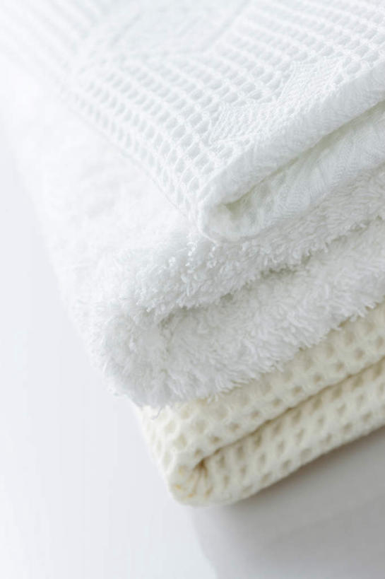 无人,竖图,俯视,留白,白色背景,锻炼,举重,地毯,哑铃,砝码,运动器械,粉色,毛巾,四个,橙色,健身器械,力量,摄影,动作,成就,决心,健身器材,彩图,高角度拍摄,影棚拍摄,运动器材,动机