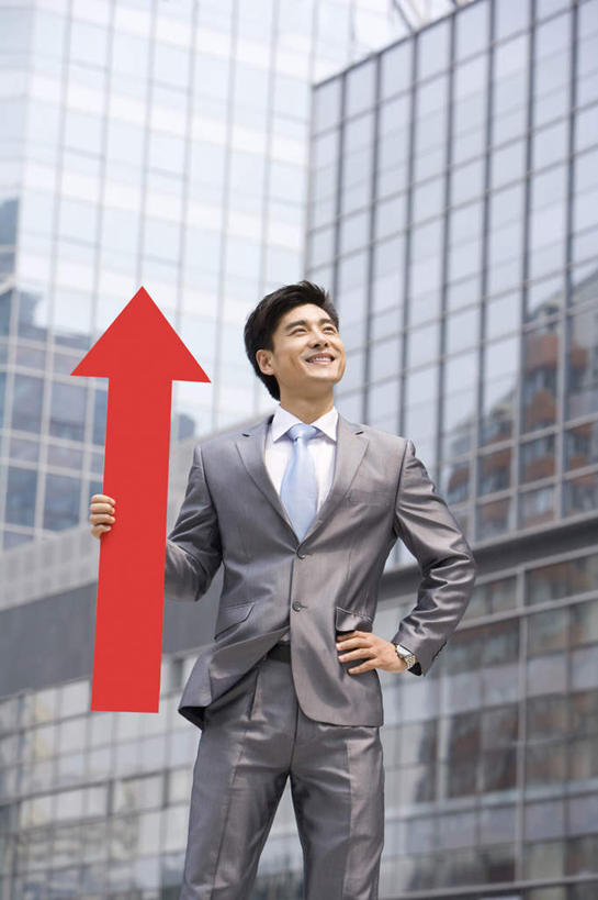 东方人,成年人,中年人,一个人,商务人士,商务男性,站,笑,微笑,露齿笑,竖图,室外,留白,侧面,仰视,衬衫,商务,快乐,满意,骄傲,成功,信心,指示牌,亚洲,仅一个男性,仅一个人,仅一个中年男性,套装,标志,瓷器,文字,拿着,方向,标识,箭头,叉腰,生长,指向,成就,近景,商务装,工薪阶层,东亚,北京市,簇,男人,男性,中年男性,亚洲人,中国人,白领,上班族,彩图,低角度拍摄,衬衣,办公室职员