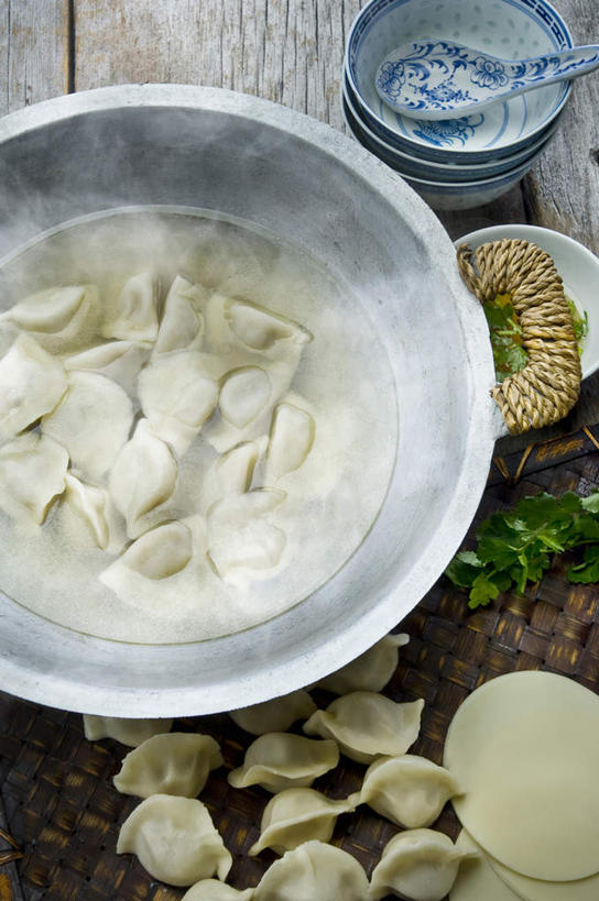 无人,竖图,俯视,室内,水,桌子,竹子,静物,许多,准备,木制,蒸汽,材料,席子,汤,食品,饺子,很多,饮食,汤匙,碗,芫荽叶,摄影,草本,清新,中国文化,东亚文化,健康食物,彩图,高角度拍摄