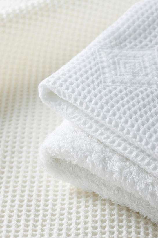 无人,竖图,俯视,留白,白色背景,锻炼,举重,地毯,哑铃,砝码,运动器械,粉色,毛巾,四个,橙色,健身器械,力量,摄影,动作,成就,决心,健身器材,彩图,高角度拍摄,影棚拍摄,运动器材,动机