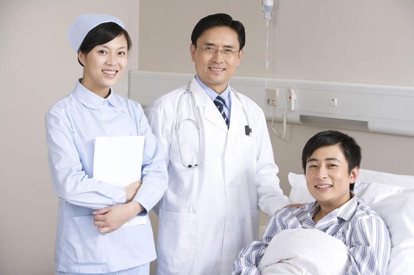 东方人,成年人,中年人,老年人,三个人,医生,病人,护士,医院,躺,笑,微笑,露齿笑,横图,竖图,白天,正面,工作服,制服,快乐,团队,昆明,中国,亚洲,连接,准备,检查,毯子,眼镜,听诊器,职业,生病,服务,支撑,控制,权威,领导,舒适,病房,关爱,医疗器械,合伙,东亚,实验服,恢复,工作制服,把握,信任,老年男性,男人,男性,年轻男性,年轻女性,女人,女性,亚洲人,中国人,年轻人,技术员,仰卧,半身,彩图,工作套服,病历卡,掌控