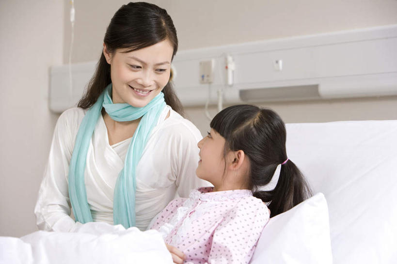 东方人,儿童,两个人,家庭,父母,母亲,女儿,病人,医院,坐,躺,笑,微笑,露齿笑,横图,白天,侧面,快乐,通讯,纯洁,昆明,亚洲,连接,准备,瓷器,毯子,小孩,社区,生病,温暖,温馨,母女,一家人,面对面,可爱,童年,童趣,支撑,和睦,控制,舒适,病房,关爱,童真,东亚,烂漫,无邪,恢复,天真,信任,年轻女性,女孩,女人,女性,亚洲人,中国人,孩子,年轻人,仰卧,半身,彩图,爱,融洽,挨着