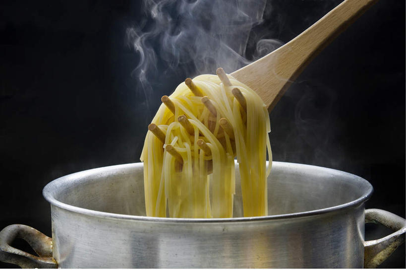 意大利面,无人,横图,室内,留白,静物,准备,黑色背景,木制,蒸汽,食品,锅,饮食,三个,摄影,简单,膳食,清新,健康食物,意大利细面条,烹调,彩图,影棚拍摄