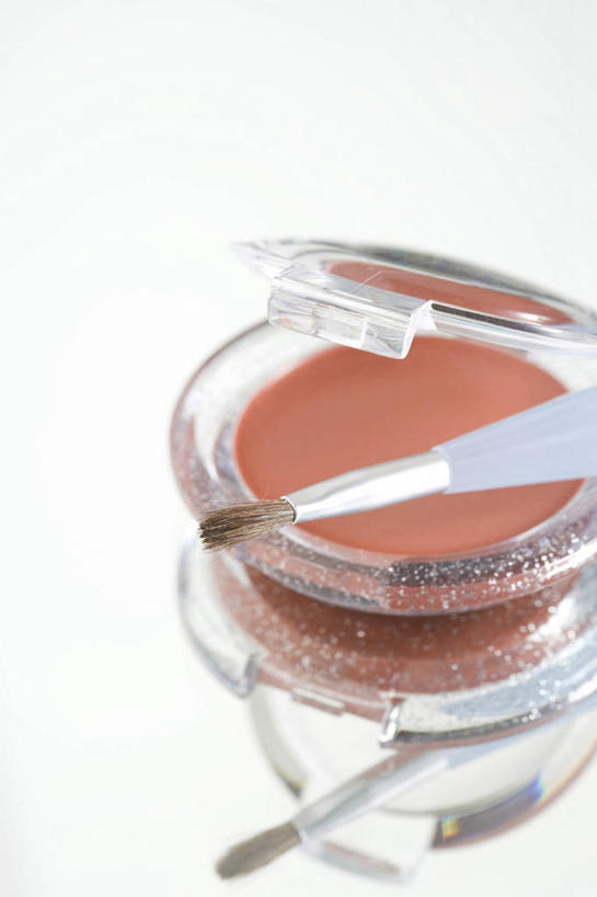 无人,竖图,特写,白色背景,美容,时尚,静物,准备,两个,彩妆,唇膏,化妆刷,摄影,化妆用品,唇线笔,美化,彩图,影棚拍摄,魅力,例行公事