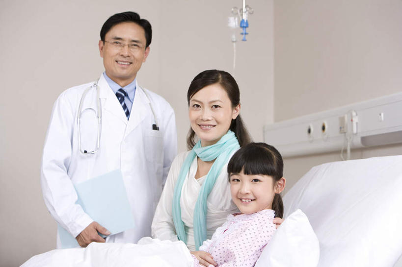 东方人,儿童,中年人,老年人,三个人,家庭,父母,母亲,女儿,医生,病人,医院,坐,躺,笑,微笑,露齿笑,横图,白天,正面,快乐,纯洁,昆明,中国,亚洲,捆扎,连接,准备,毯子,眼镜,小孩,社区,职业,生病,温暖,温馨,母女,一家人,可爱,童年,童趣,支撑,和睦,控制,舒适,病房,关爱,童真,东亚,烂漫,无邪,实验服,恢复,天真,信任,老年男性,男人,男性,年轻女性,女孩,女人,女性,亚洲人,中国人,孩子,年轻人,仰卧,半身,彩图,爱,融洽,挨着