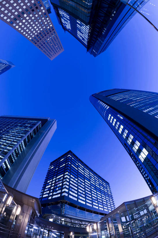 无人,竖图,室外,鱼眼镜头,仰视,商务,城市,建筑,摩天大楼,现代,天空,黄昏,摄影,上升,照亮,渴望,万里无云,彩图,低角度拍摄