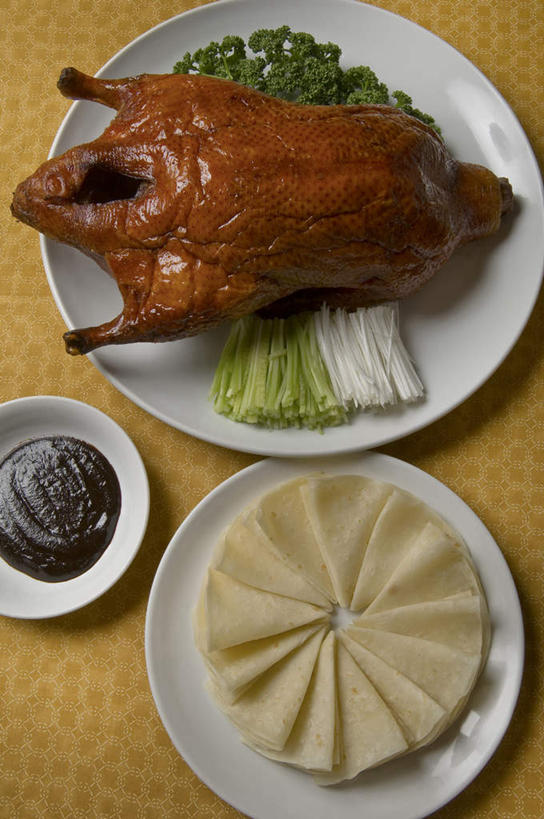 烤鸭,无人,竖图,俯视,室内,静物,叶子,许多,鸭子,肉,食品,很多,蘸料,鸭肉,肉类,饮食,盘子,摄影,碎纸,膳食,清新,中国文化,肉食,主菜,东亚文化,健康食物,开胃酱,彩图,高角度拍摄,薄烤饼,装饰菜,北京鸭