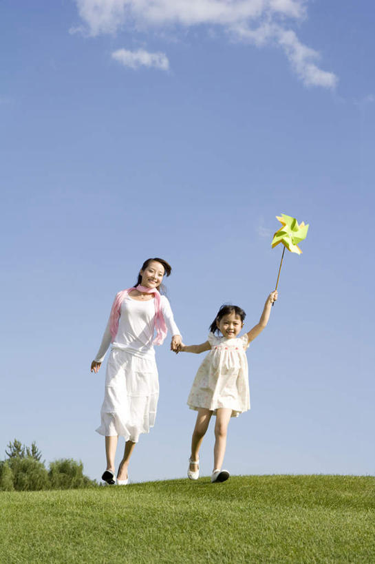 东方人,儿童,两个人,家庭,母亲,女儿,举,笑,微笑,露齿笑,竖图,室外,白天,正面,旅游,度假,快乐,兴奋,自由,纯洁,草地,美景,风车,纸风车,玩具,中国,亚洲,连接,风力,庭院,景观,田地,拿着,娱乐,刺激,草,树,小孩,停车,黄色,蓝色,绿色,白色,天空,自然,社区,托,享受,休闲,母女,景色,放松,可爱,同意,童年,童趣,生活方式,享乐,愉悦,关爱,自然风光,童真,东亚,烂漫,无邪,慢跑,万里无云,北京市,无忧无虑,天真,年轻女性,女孩,女性,亚洲人,中国人,孩子,年轻人,休闲活动,举起,举手,举着,手牵手,向上举,向上伸,向上托,彩图,爱,太阳裙,挨着