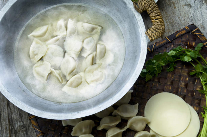 无人,横图,俯视,室内,水,桌子,竹子,静物,叶子,春节,许多,准备,木制,蒸汽,材料,席子,汤,食品,饺子,茎,很多,饮食,碗,芫荽叶,摄影,草本,清新,中国文化,东亚文化,健康食物,彩图,高角度拍摄