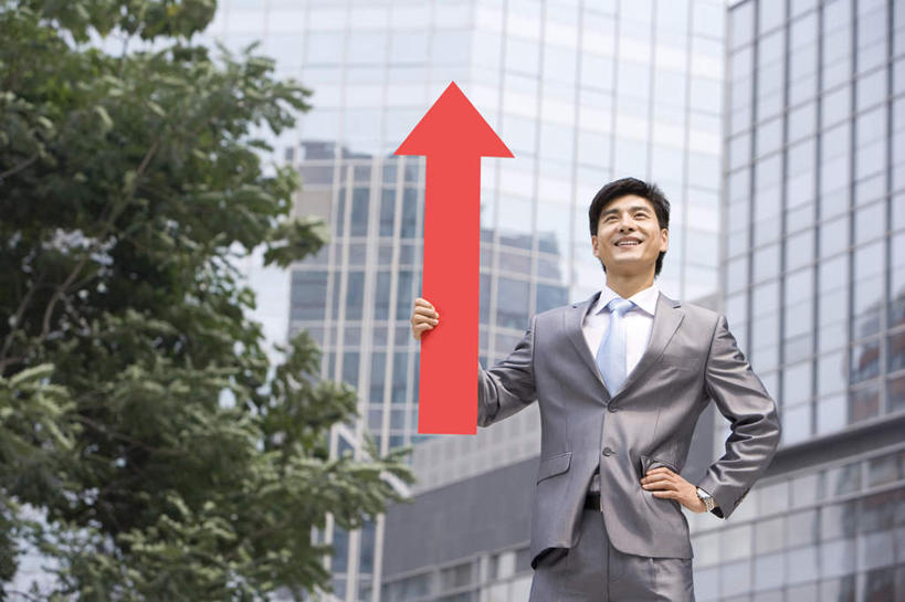 东方人,成年人,中年人,一个人,商务人士,商务男性,站,笑,微笑,露齿笑,横图,室外,留白,侧面,仰视,衬衫,商务,快乐,满意,骄傲,成功,信心,指示牌,亚洲,仅一个男性,仅一个人,仅一个中年男性,套装,标志,瓷器,文字,拿着,方向,标识,箭头,叉腰,生长,指向,成就,近景,商务装,工薪阶层,东亚,北京市,簇,男人,男性,中年男性,亚洲人,中国人,白领,上班族,彩图,低角度拍摄,衬衣,办公室职员