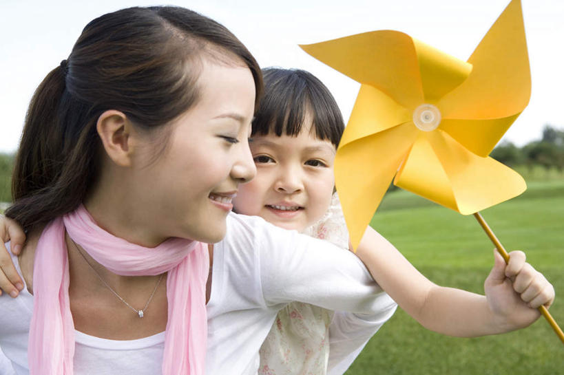 东方人,儿童,背,两个人,家庭,母亲,女儿,笑,微笑,露齿笑,横图,竖图,室外,白天,正面,旅游,度假,快乐,兴奋,自由,纯洁,草地,美景,风车,纸风车,玩具,中国,亚洲,连接,风力,庭院,景观,拿着,娱乐,刺激,草,小孩,停车,黄色,绿色,白色,自然,社区,背着,享受,休闲,母女,面对面,景色,放松,可爱,同意,童年,童趣,生活方式,享乐,愉悦,关爱,运送,自然风光,童真,东亚,烂漫,无邪,北京市,背负,无忧无虑,天真,年轻女性,女孩,女性,亚洲人,中国人,孩子,年轻人,休闲活动,彩图,爱,太阳裙,挨着