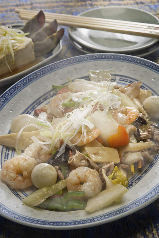 无人,竖图,俯视,室内,筷子,辣椒,静物,青椒,炒菜,虾,日本料理,食品,笋,饮食,红色,盘子,甘蓝,摄影,碎纸,膳食,清新,彩椒,主菜,东亚文化,健康食物,辣角,红海椒,大椒,辣虎,广椒,海产,甜椒,柿子椒,辣子,海椒,番椒,灯笼椒,彩图,高角度拍摄,装饰菜