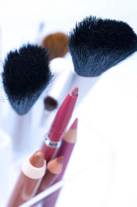 无人,竖图,俯视,白色背景,美容,时尚,静物,准备,彩妆,唇膏,化妆刷,摄影,化妆用品,唇线笔,美化,彩图,高角度拍摄,影棚拍摄,魅力,彩色铅笔,例行公事