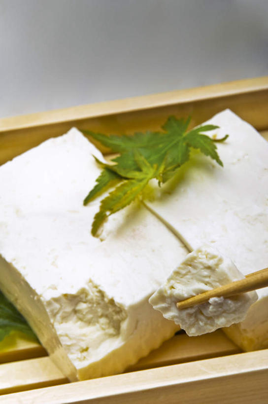 豆腐,无人,竖图,俯视,室内,留白,烹饪,筷子,静物,叶子,日本文化,木制,生食,日本料理,料理,食品,开胃菜,拿着,菜肴,美食,饮食,食物,三个,摄影,佳肴,简单,清新,东亚文化,健康食物,纯净,彩图,高角度拍摄,装饰菜,开味小菜,开胃小菜,前菜