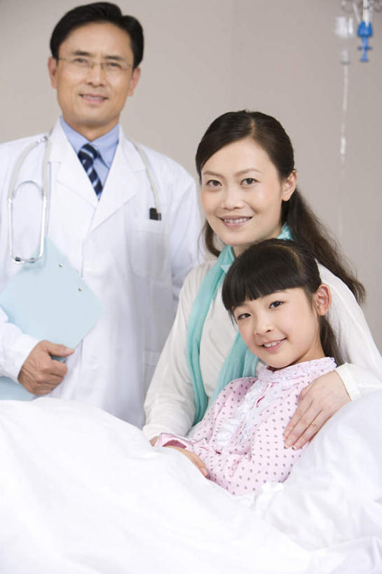 东方人,儿童,成年人,中年人,老年人,三个人,母亲,女儿,医生,病人,医院,坐,躺,笑,微笑,露齿笑,竖图,白天,侧面,快乐,纯洁,昆明,亚洲,连接,准备,检查,瓷器,毯子,眼镜,小孩,听诊器,社区,职业,生病,母女,可爱,童年,童趣,搭,服务,支撑,安慰,控制,舒适,病房,搭着,关爱,医疗器械,童真,东亚,烂漫,无邪,实验服,恢复,天真,信任,老年男性,男人,男性,年轻女性,女孩,女人,女性,亚洲人,中国人,孩子,年轻人,技术员,仰卧,半身,彩图,爱,挨着