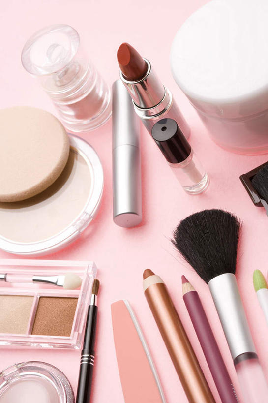 无人,竖图,俯视,化妆,美容,时尚,静物,许多,护肤,准备,粉色背景,美白,很多,彩妆,唇膏,化妆品,化妆刷,清洁,保养,享受,休闲,睫毛膏,眼线笔,放松,去角质,保健,摄影,保湿,滋润,护肤品,化妆用品,去死皮,指甲锉,舒缓,养颜,去污,控油,紧肤,嫩肤,祛痘,去痘,祛角质,抗衰,再生,增白,补水,祛斑,抗皱,防皱,除皱,去皱,唇线笔,美化,彩图,高角度拍摄,影棚拍摄,魅力,彩色铅笔,例行公事