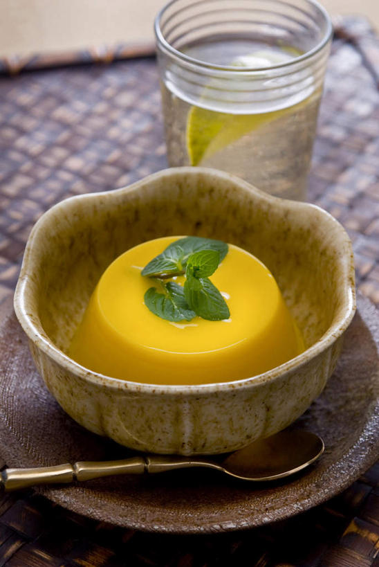 点心,无人,竖图,俯视,室内,水,芒果,静物,水果,薄荷,食品,甜点,甜品,杯,慕斯蛋糕,饮食,食物,糕点,盘子,汤匙,碗,甜食,零食,摄影,慕斯,草本,清新,东亚文化,健康食物,彩图,高角度拍摄,装饰菜