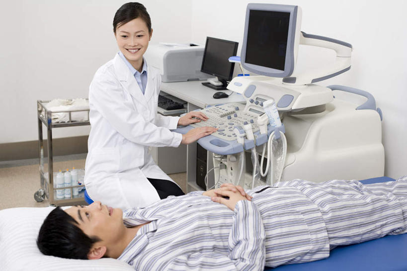 东方人,成年人,两个人,医生,病人,医院,躺,笑,微笑,露齿笑,横图,白天,侧面,工作服,制服,快乐,显示器,昆明,亚洲,连接,准备,条纹,检查,瓷器,医护人员,医疗人员,职业,生病,服务,支撑,控制,医疗设备,超声波,关爱,近景,医疗器械,东亚,实验服,工作制服,技能,信任,男人,男性,年轻男性,年轻女性,女人,女性,亚洲人,中国人,年轻人,大夫,技术员,仰卧,彩图,工作套服,门诊部