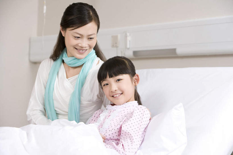 东方人,儿童,两个人,家庭,父母,母亲,女儿,病人,医院,坐,躺,笑,微笑,露齿笑,横图,白天,侧面,快乐,纯洁,昆明,亚洲,连接,瓷器,毯子,小孩,社区,生病,温暖,温馨,母女,一家人,可爱,童年,童趣,支撑,和睦,控制,舒适,病房,关爱,童真,东亚,烂漫,无邪,恢复,天真,信任,年轻女性,女孩,女人,女性,亚洲人,中国人,孩子,年轻人,仰卧,半身,彩图,爱,融洽,挨着