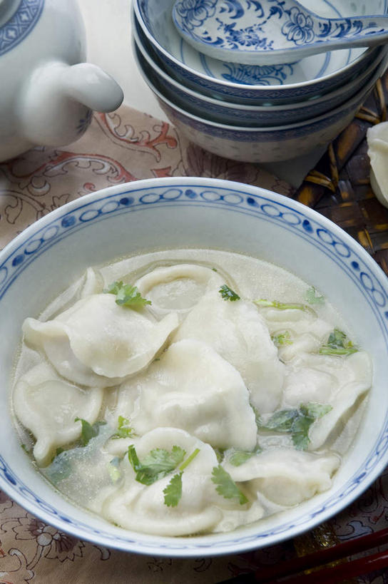 无人,竖图,俯视,室内,静物,汤,食品,饺子,饮食,茶壶,汤匙,碗,芫荽叶,摄影,清新,中国文化,东亚文化,健康食物,彩图,高角度拍摄,装饰菜