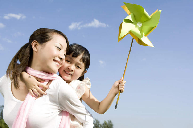 东方人,儿童,背,两个人,家庭,母亲,女儿,笑,微笑,露齿笑,横图,竖图,室外,白天,正面,旅游,度假,快乐,兴奋,自由,纯洁,美景,风车,纸风车,玩具,中国,亚洲,连接,风力,景观,拿着,娱乐,刺激,小孩,停车,黄色,蓝色,白色,天空,自然,社区,背着,享受,休闲,母女,面对面,景色,放松,可爱,同意,童年,童趣,生活方式,享乐,愉悦,关爱,运送,自然风光,童真,东亚,烂漫,无邪,万里无云,北京市,背负,无忧无虑,天真,年轻女性,女孩,女性,亚洲人,中国人,孩子,年轻人,休闲活动,彩图,爱,太阳裙,挨着