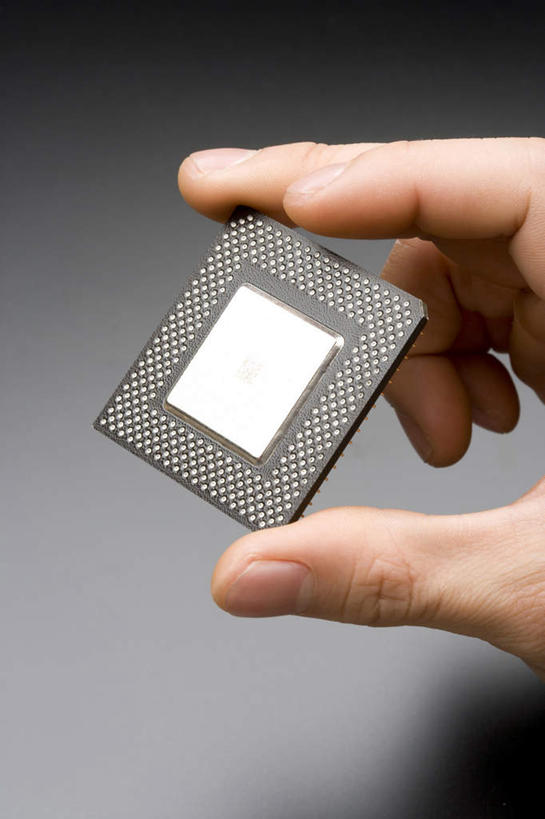 手,竖图,特写,侧面,技术,数据,灰色背景,形状,光线,电器,光芒,一个,工业,摄影,单个,电脑芯片,简单,创新,彩图