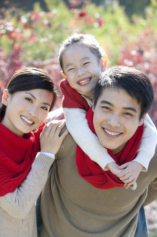 东方人,儿童,脸,头,脸颊,背,三个人,家庭,母亲,父亲,女儿,儿子,站,笑,微笑,露齿笑,竖图,室外,白天,留白,正面,毛衣,快乐,纯洁,中国,亚洲,休闲装,肩膀,小孩,停车,红色,天空,围巾,社区,背着,休闲,温暖,温馨,一家人,可爱,童年,童趣,搭,主席,军人,和睦,领导,享乐,愉悦,总统,搭着,亲情,童真,东亚,烂漫,无邪,万里无云,北京市,背负,政治家,理论家,首脑,战略家,老布什,乔治.赫伯特.沃克.布什,无忧无虑,天真,男人,男性,年轻男性,年轻女性,女孩,女人,女性,亚洲人,中国人,孩子,年轻人,头部,长发,脸部,脸蛋,面部,全家福,秋天,彩图,融洽,林区