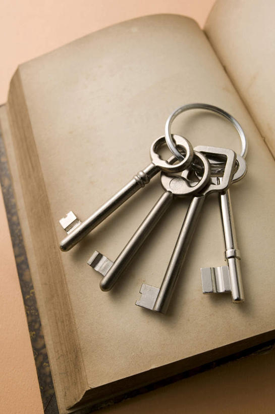 无人,竖图,俯视,室内,留白,神秘,安全,静物,开,纸,钥匙,古典,打开,探索,摄影,影棚,古董,开锁,开启,摄影棚,书,彩图,高角度拍摄,影棚拍摄,拍摄,万能钥匙,书页