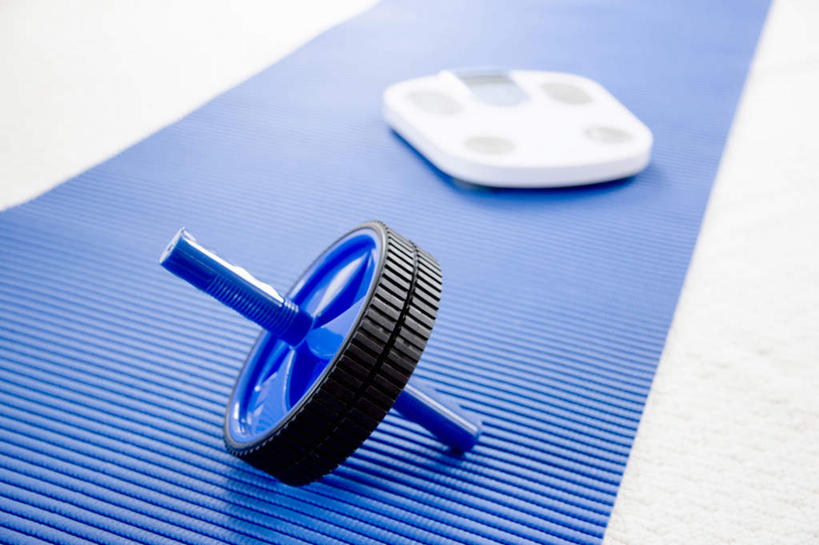 无人,横图,俯视,留白,白色背景,锻炼,毯子,运动器械,三个,蓝色,瑜伽垫,垫子,健身器械,力量,摄影,动作,成就,决心,健身器材,瑜伽毯,比例,秤,彩图,高角度拍摄,影棚拍摄,运动器材,动机