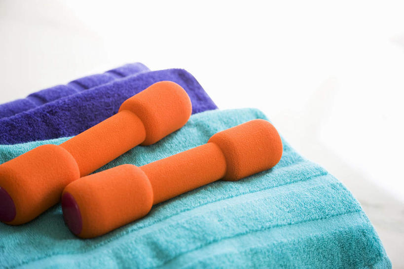 无人,横图,俯视,留白,白色背景,锻炼,举重,哑铃,砝码,运动器械,蓝色,毛巾,四个,橙色,健身器械,活力,力量,摄影,动作,健身器材,彩图,高角度拍摄,影棚拍摄,运动器材