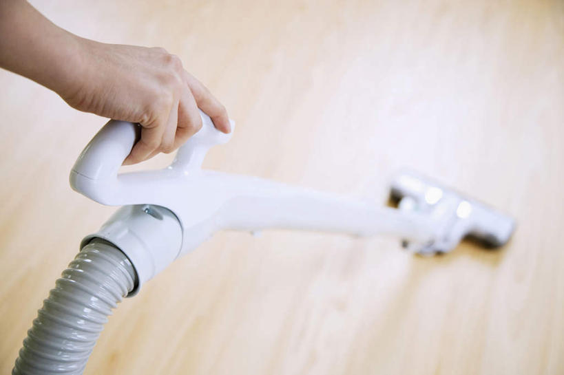 手,家庭,横图,俯视,留白,家务,米色背景,拿着,温暖,温馨,一家人,摄影,动作,和睦,清洗,彩图,高角度拍摄,真空吸尘器,融洽,例行公事