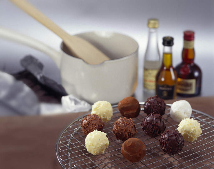 点心,无人,横图,室内,白色背景,厨房,静物,许多,准备,木制,炖锅,食品,甜点,甜品,很多,白巧克力,饮食,食物,糕点,甜食,巧克力,摄影,清新,厨房器具,利口酒,冷却架,烹调,彩图,影棚拍摄