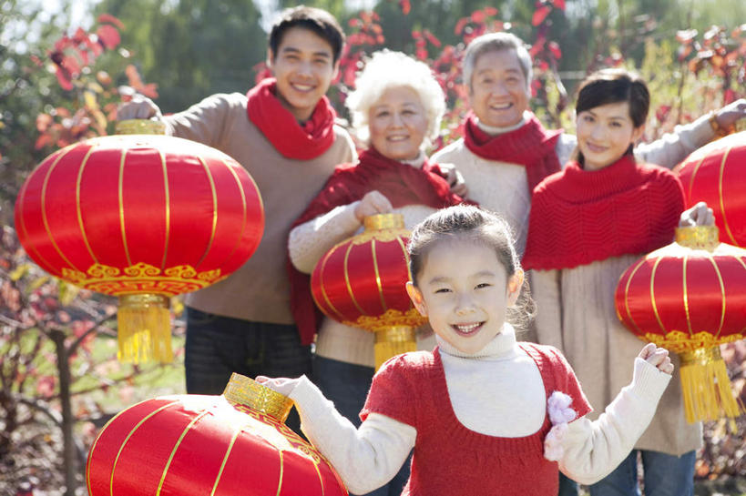 东方人,儿童,老年人,家庭,母亲,父亲,女儿,儿子,祖父母,祖母,祖父,站,横图,竖图,室外,白天,留白,正面,毛衣,快乐,兴奋,纯洁,骄傲,成功,胜利,中国,亚洲,五个人,节日,欢呼,庆祝,灯笼,拿着,牛仔裤,休闲装,文化,刺激,竹签,树,小孩,停车,红色,天空,围巾,社区,庆典,休闲,温暖,温馨,一家人,可爱,童年,童趣,自信,搭,纪念,和睦,愉悦,搭着,国庆,中国文化,亲情,占卜,出示,童真,东亚,烂漫,无邪,万里无云,抽签,北京市,国庆节,集体照,繁荣,天真,老年男性,老年女性,男人,男性,年轻男性,年轻女性,女孩,女人,女性,亚洲人,中国人,孩子,年轻人,长发,全家福,孙女,秋天,休闲活动,半身,彩图,欢乐,开心,融洽,传统文化,问卜,签条,林区,传统节日