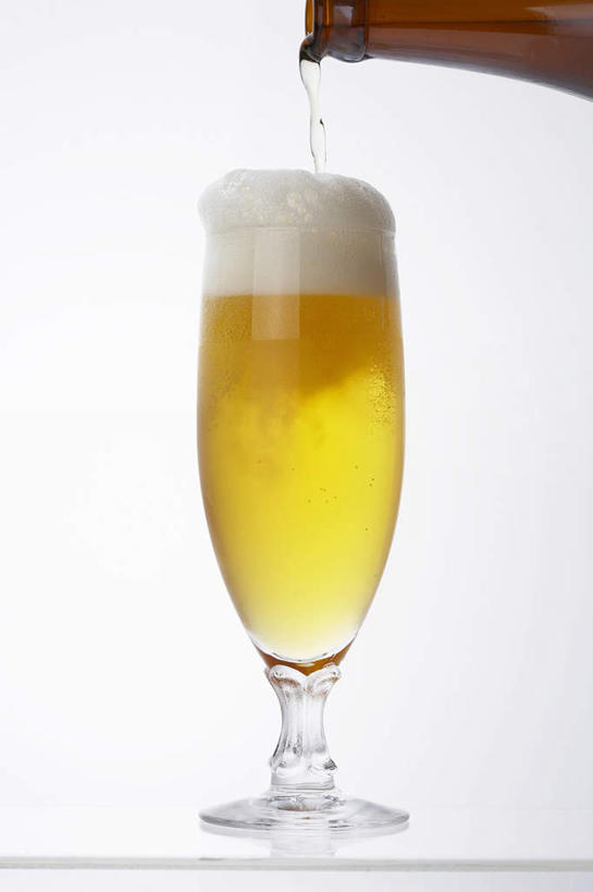 啤酒,无人,竖图,室内,留白,白色背景,倒,酒类,饮食,酒,饮料,两个,啤酒瓶,摄影,影棚,动作,简单,摄影棚,纯净,玻璃杯,彩图,影棚拍摄,拍摄