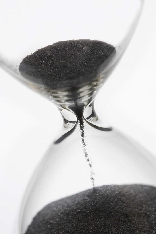 无人,竖图,特写,白色背景,沙漏,弯曲,透明,时间,沙子,黑色,摄影,落下,堆,彩图,影棚拍摄