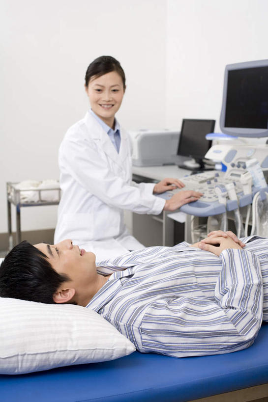 东方人,成年人,两个人,医生,病人,医院,躺,笑,微笑,露齿笑,竖图,白天,侧面,工作服,制服,快乐,显示器,昆明,中国,亚洲,连接,准备,条纹,检查,职业,生病,服务,支撑,控制,医疗设备,超声波,关爱,医疗器械,东亚,实验服,工作制服,技能,信任,男人,男性,年轻男性,年轻女性,女人,女性,亚洲人,中国人,年轻人,技术员,仰卧,半身,彩图,工作套服,门诊部