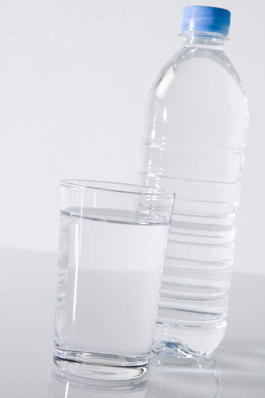 无人,竖图,室内,留白,白色背景,水,静物,液体,塑胶,水瓶,杯,饮食,饮料,两个,摄影,影棚,简单,清新,摄影棚,纯净,玻璃杯,彩图,影棚拍摄,拍摄