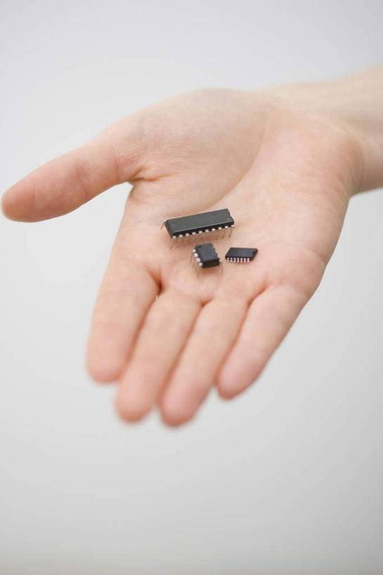 手,竖图,俯视,留白,技术,灰色背景,拿着,三个,工业,摄影,电脑芯片,创新,彩图,高角度拍摄,影棚拍摄