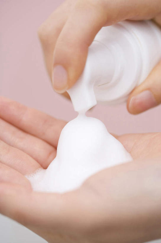 手,竖图,特写,留白,侧面,美容,粉色背景,泡泡,摄影,喷头,清新,皂液器,喷出,清洗,洗涤,彩图,影棚拍摄