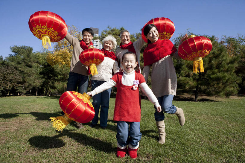 东方人,儿童,老年人,家庭,母亲,父亲,女儿,儿子,祖父母,祖母,祖父,站,横图,竖图,室外,白天,留白,正面,毛衣,快乐,兴奋,纯洁,骄傲,成功,胜利,中国,亚洲,五个人,摇摆,节日,欢呼,庆祝,灯笼,拿着,牛仔裤,休闲装,文化,刺激,竹签,树,小孩,停车,红色,天空,围巾,社区,庆典,休闲,温暖,温馨,一家人,可爱,童年,童趣,自信,纪念,和睦,愉悦,国庆,中国文化,亲情,占卜,出示,童真,东亚,烂漫,无邪,万里无云,抽签,北京市,国庆节,集体照,繁荣,天真,老年男性,老年女性,男人,男性,年轻男性,年轻女性,女孩,女人,女性,亚洲人,中国人,孩子,年轻人,长发,全家福,孙女,秋天,休闲活动,彩图,欢乐,开心,融洽,传统文化,问卜,签条,林区,传统节日